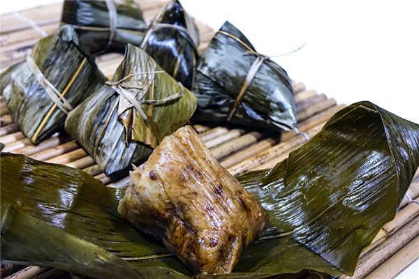 Nằm mơ thấy ăn zongzi có ý nghĩa gì?