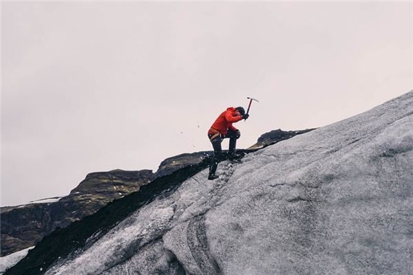 Nằm mơ thấy leo núi dưới mưa có ý nghĩa gì?